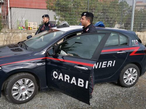 Roma, presa a bastonate dal padre, bimba in lacrime entra a chiedere aiuto in un locale