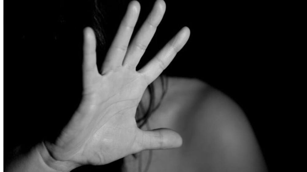 "Ammazzo te e tutta la tua famiglia". Pregiudicato picchia la compagna