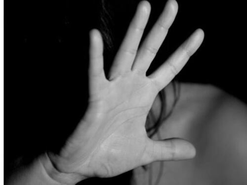 "Ammazzo te e tutta la tua famiglia". Pregiudicato picchia la compagna