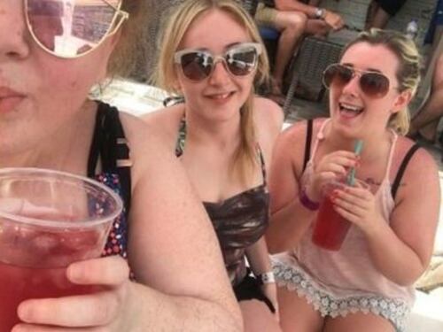Grecia, turista 22enne beve cocktail di vodka e metanolo: resta cieca e con i reni devastati