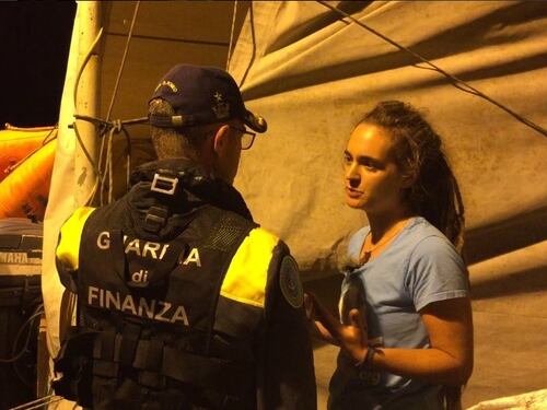 Sea Watch, arresti domiciliari per la "capitana": ecco cosa rischia