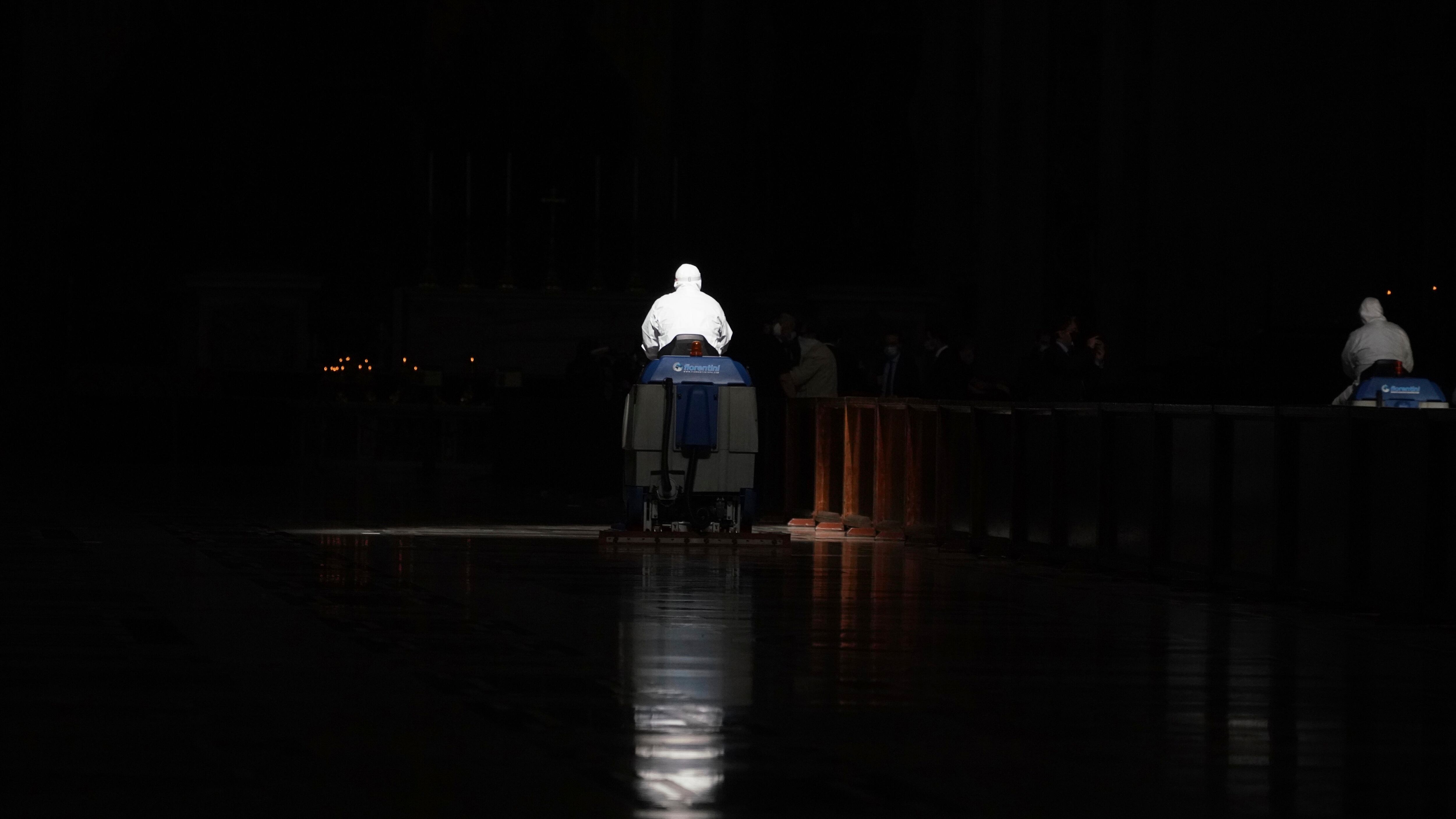 Vaticano, il retroscena sullo scandalo: "Un ricatto davanti al Papa..."