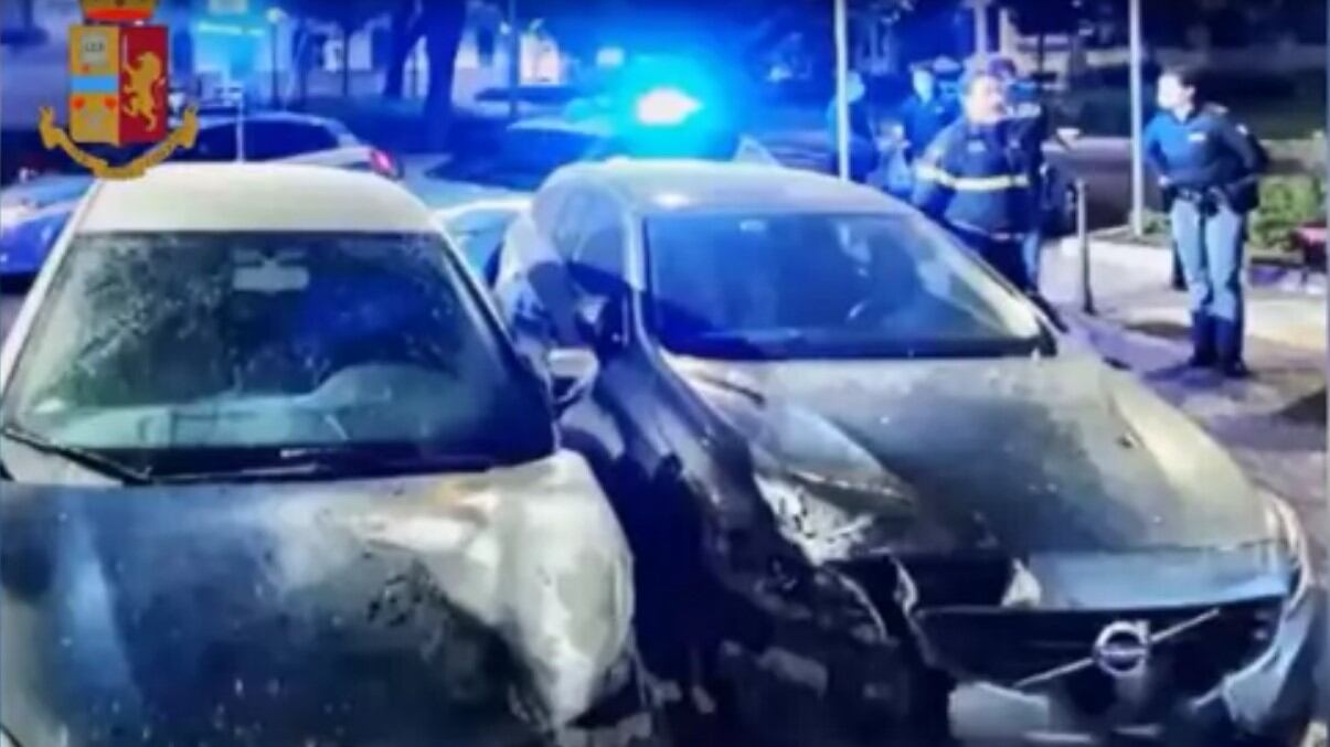 Bengalese irregolare colto in flagrante mentre dà fuoco alle auto
