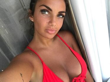 Elettra Lamborghini, squat sexy in quarantena 1