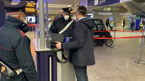 I controlli dei carabinieri alla stazione Termini dopo la promulgazione del decreto di Conte 2