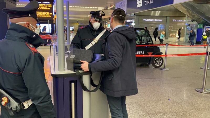 I controlli dei carabinieri alla stazione Termini dopo la promulgazione del decreto di Conte 2