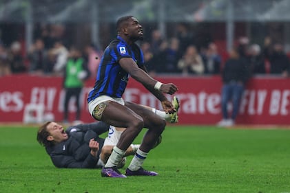 Esplode la gioia dei giocatori dell'Inter dopo la vittoria nel derby 5