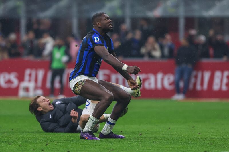 Esplode la gioia dei giocatori dell'Inter dopo la vittoria nel derby 5