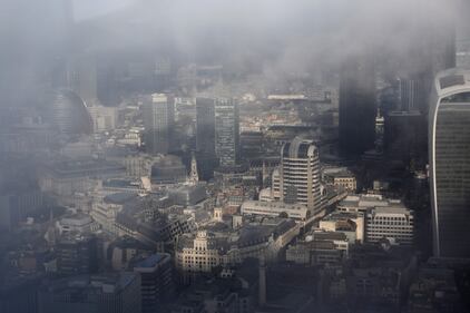 La famigerata nebbia di Londra ricopre la parte orientale della città 6