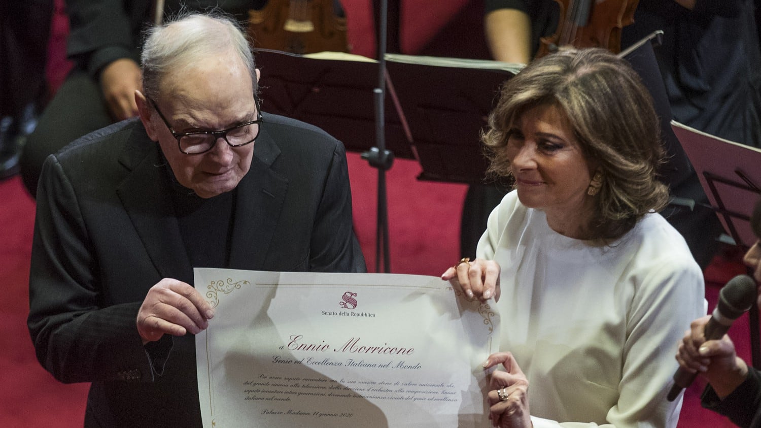 Il Senato premia Morricone e lui le suona a Pd e M5s: "Troppi impreparati al potere"