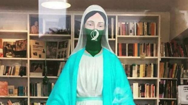 Buonos Aires, femministe profanano statua della Madonna
