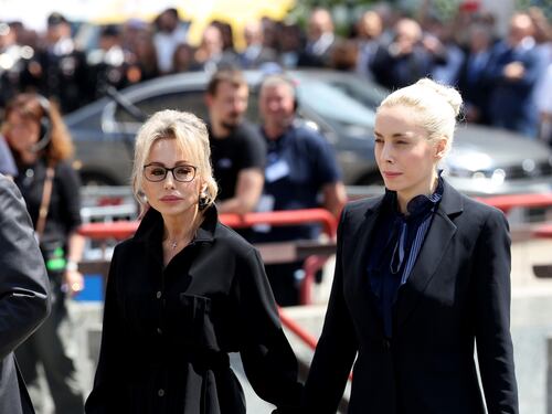 Le lacrime e le mani intrecciate: il dolore di Marina Berlusconi e Marta Fascina