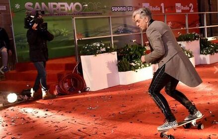 Morgan e la caduta sul red carpet di Sanremo 1