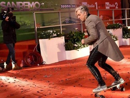 Morgan e la caduta sul red carpet di Sanremo