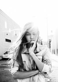 Gigi Hadid, la sexy modella sfreccia con Lewis Hamilton 10