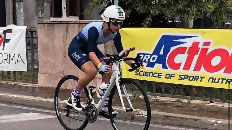 Cade in gara e sbatte contro un muretto: la ciclista Alice Toniolli ricoverata in gravi condizioni