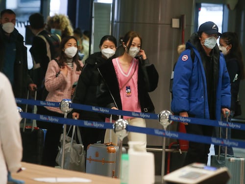 "Test Covid su viaggiatori inaccettabili". E la Cina minaccia contromisure