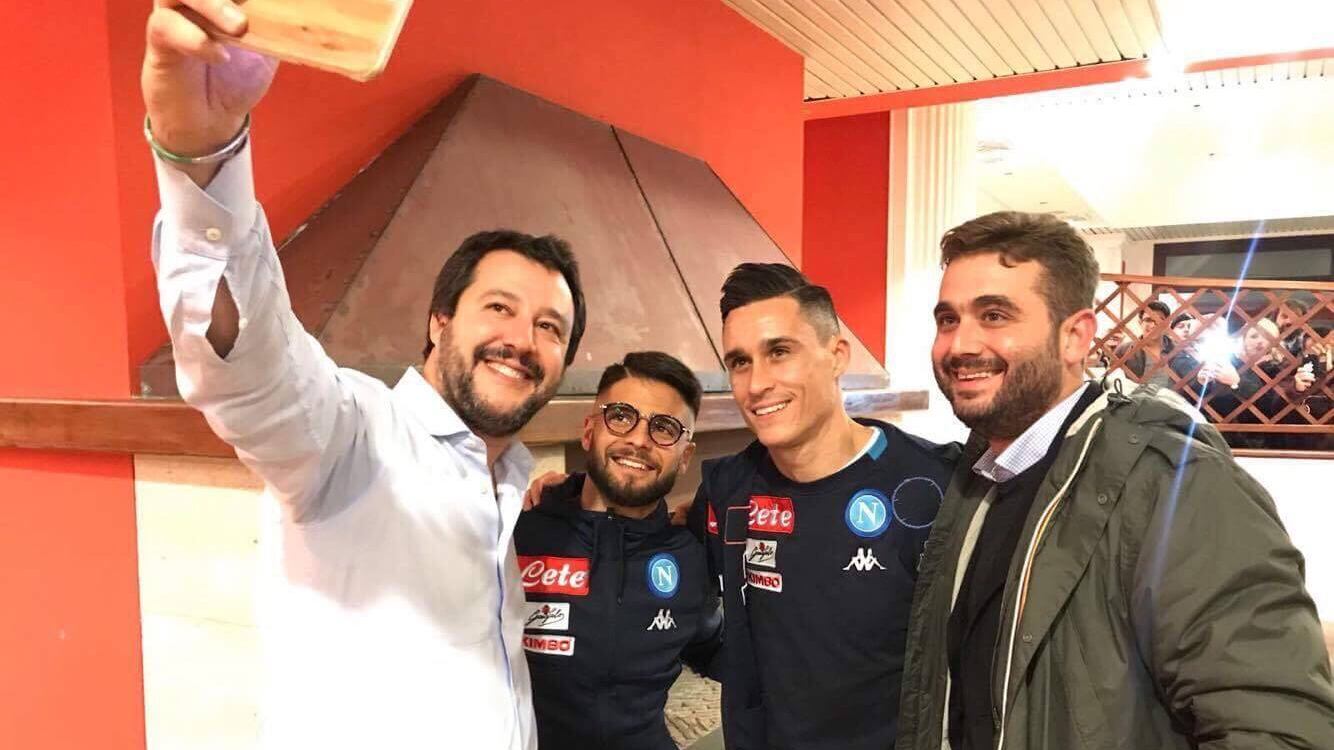 Insigne si scatta un selfie con Salvini e i tifosi del Napoli lo insultano