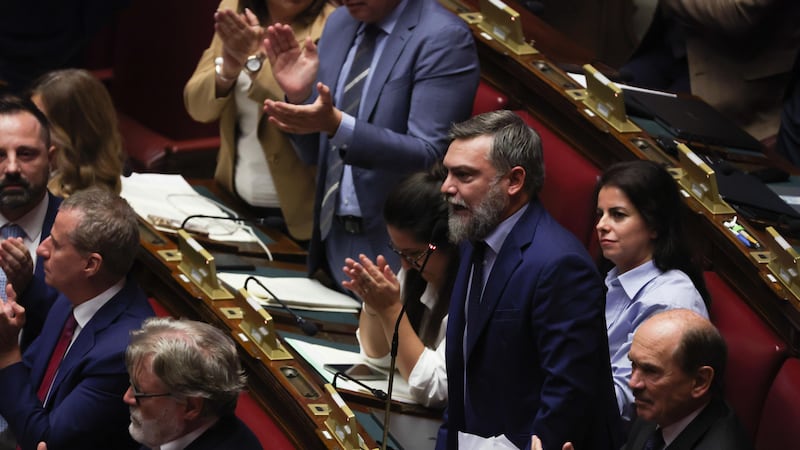 “Scarpinato ce lo teniamo”. I 5S fanno quadrato attorno al senatore: alla Camera scoppia la bagarre con FdI