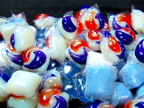 Pastiglie per lavatrici scambiate per caramelle: così muoiono i bambini