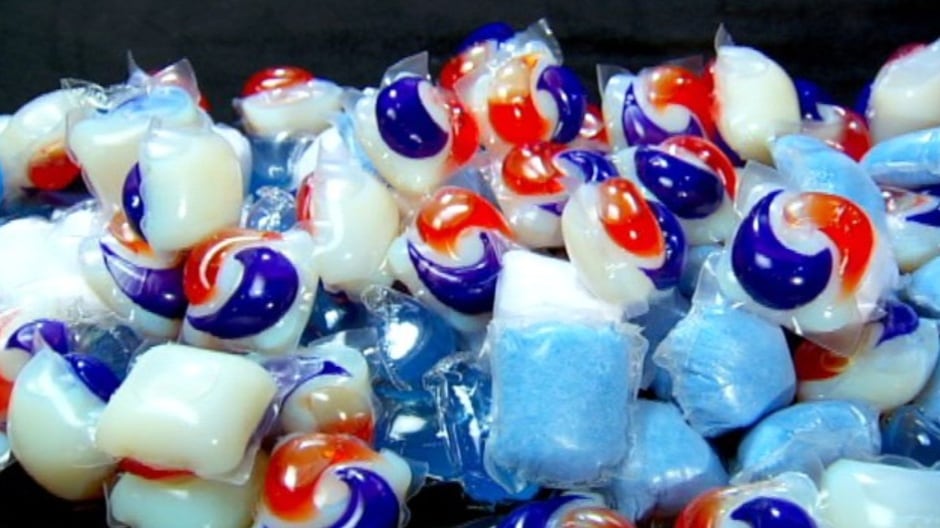 Pastiglie per lavatrici scambiate per caramelle: così muoiono i bambini