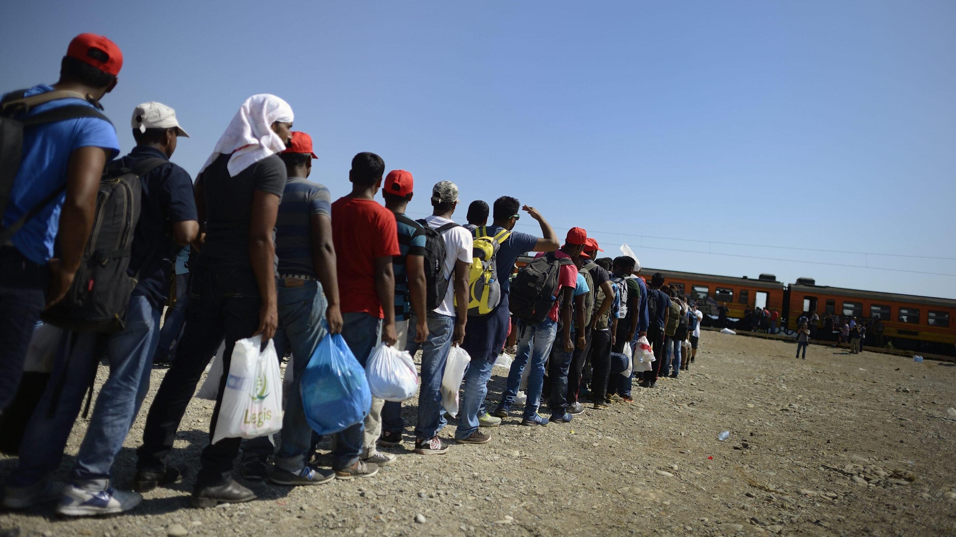 Immigrati, un fiume in piena: in 100mila avanzano in Serbia