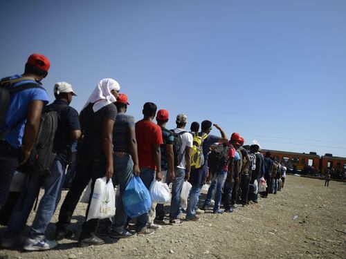 Immigrati, un fiume in piena: in 100mila avanzano in Serbia
