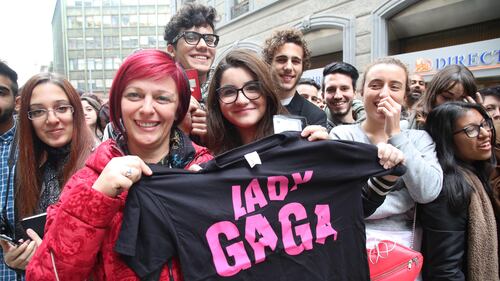 Milano, i fan di Lady Gaga davanti al Park Hyat 2
