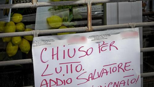Napoli, serrande abbassate per Salvatore 4