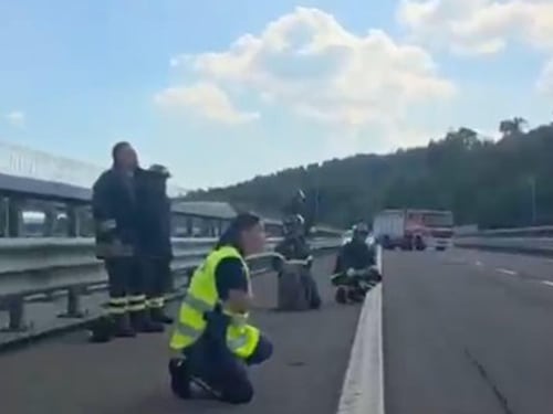 “Non farlo”, poi la poliziotta in ginocchio e il salto nel vuoto: il video del suicidio di Vella dopo l’uccisione della sua ex compagna