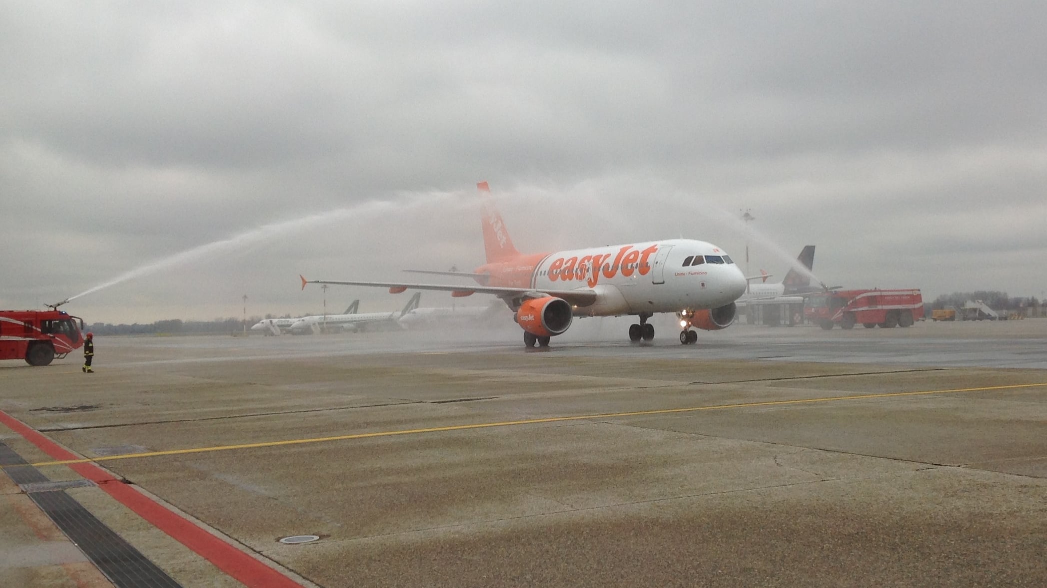 EasyJet, decolla il primo volo da Linate a Fiumicino