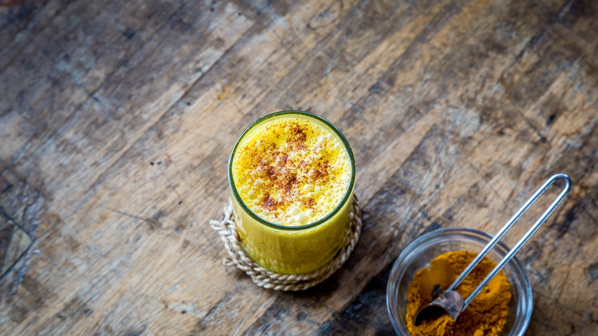 Golden milk, benefici e proprietà della bevanda alla curcuma