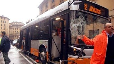 Ubriachi e violenti: conducente minacciato da una gang