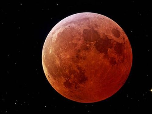 Arriva la "Luna rossa": cosa sapere sulla grande eclissi