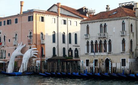 Due mani giganti spuntano dal Canal Grande 3