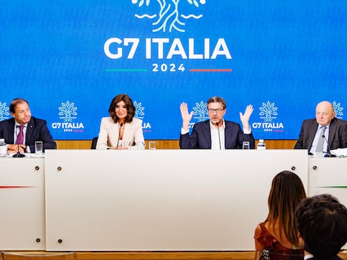 Fondi raddoppiati al Sud. Passaporti anche in posta