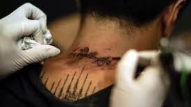 Thailandia, tatuatore incide scritte choc sulla pelle dei turisti: “Non sanno niente della cultura thai”