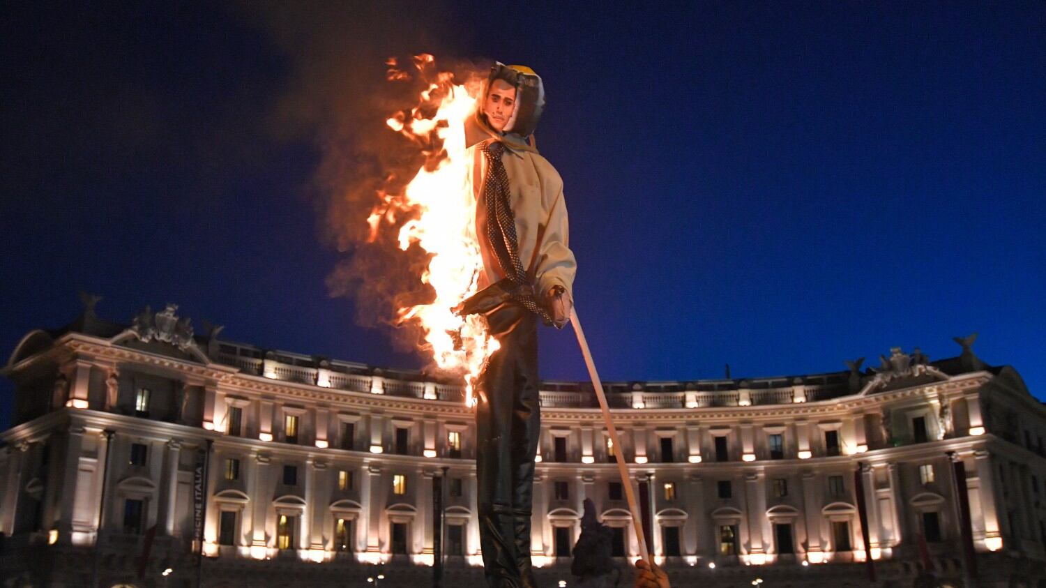 Ncc in piazza a Roma: bruciato un fantoccio con fattezze di Di Maio