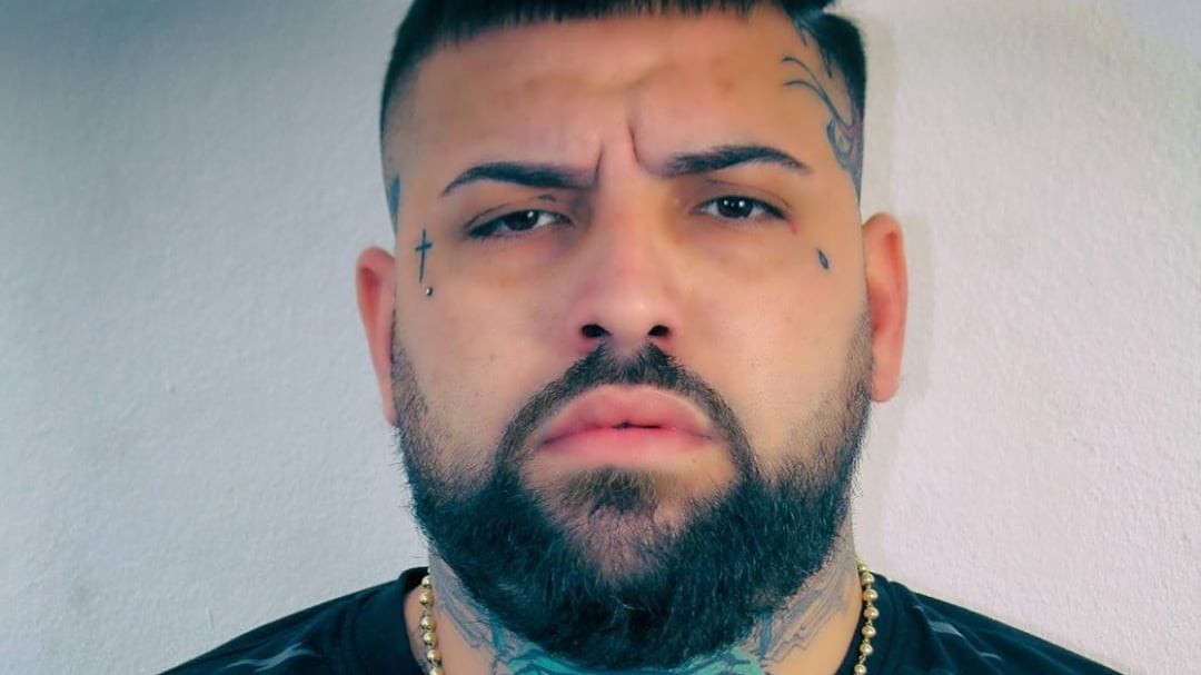 Realiti, cantante neomelodico catanese minaccia il consigliere Borrelli