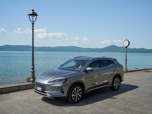 BYD Seal U DM-i: il SUV plug-in che punta tutto su comfort ed efficienza