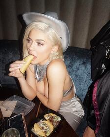 Kylie Jenner, scollatura hot alla serata taco 2