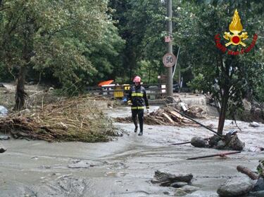 Maltempo, è allerta al Nord: violenti temporali a Milano. Crolla un ponte nel Torinese, frane in Liguria 1