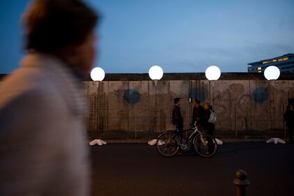 Palloncini luminosi lungo il Muro di Berlino 6