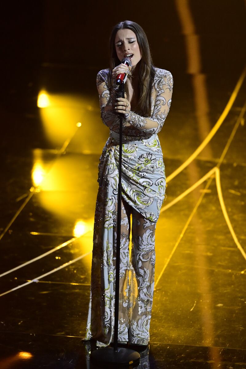 Sanremo 2024: ecco il look della quarta serata del Festival di Angelina Mango 2