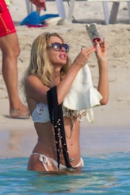 Valeria Marini, strip e bikini stellare a Formentera 10