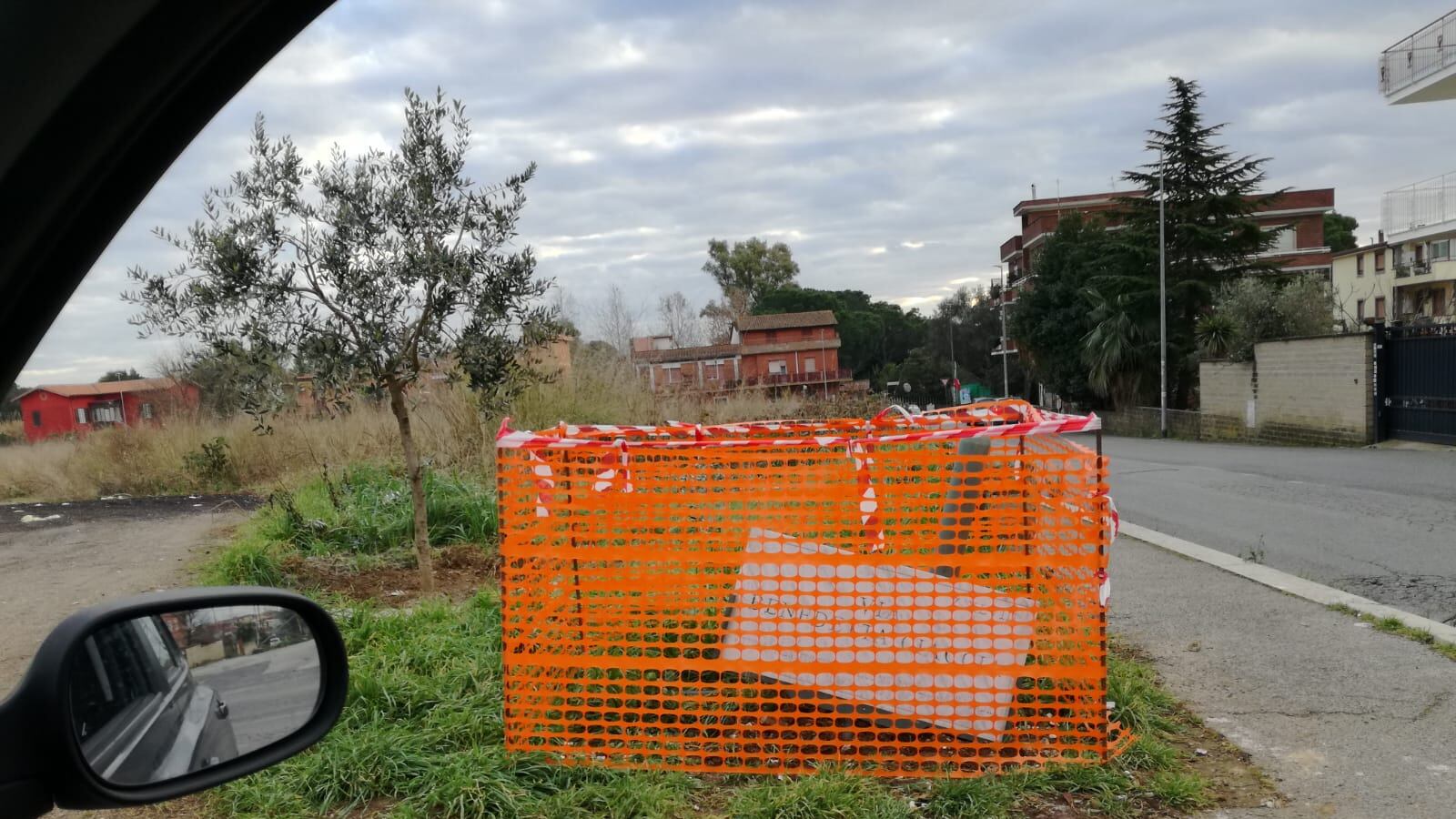 Crollata a terra e immersa nel degrado la targa dedicata a Benedetta Ciaccia, vittima dei jihadisti