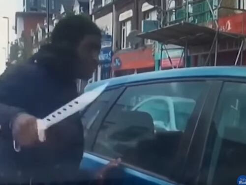 Londra, un autista gli taglia la strada: la furia del ciclista col coltello