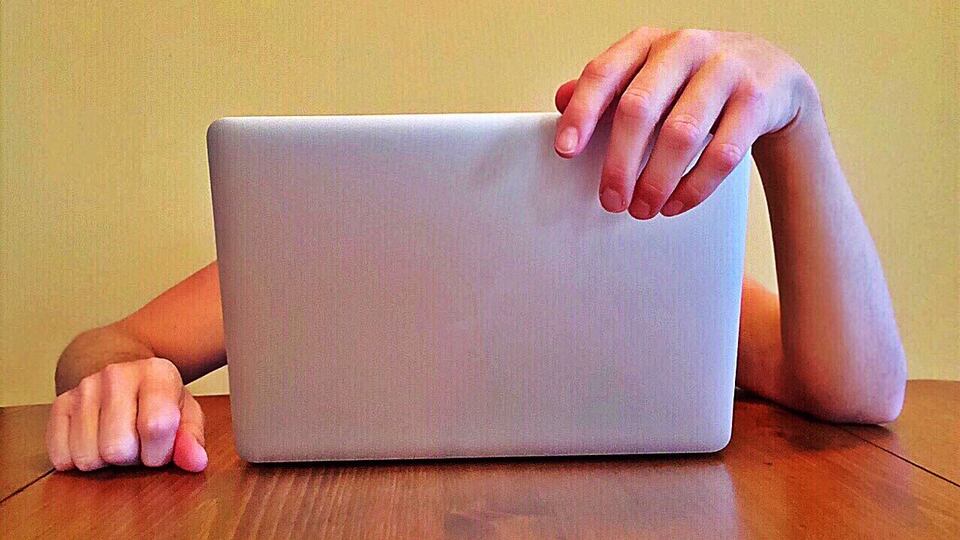 "Vietato postare le foto dei figli se uno dei genitori è contrario"
