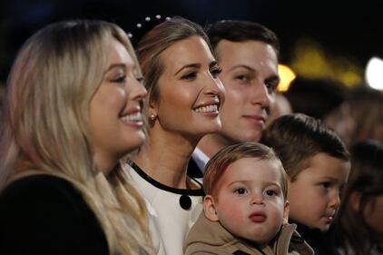 Ivanka Trump elegante in rosso: i bimbi giocano con la gonna 3