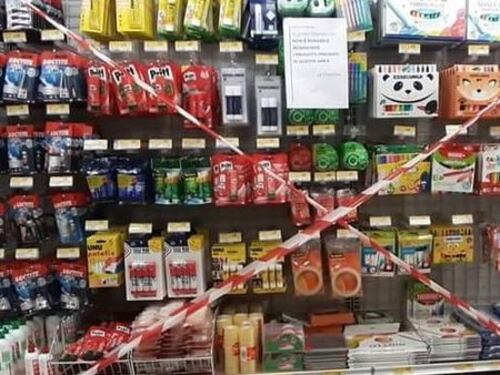 Mamme chiedono di acquistare pennarelli per i loro bimbi